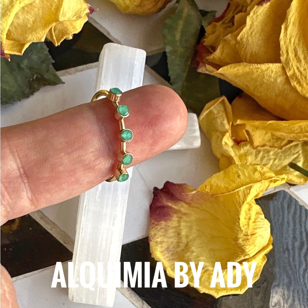 Green quartz gold dainty gem ring - Picture 2 of 3